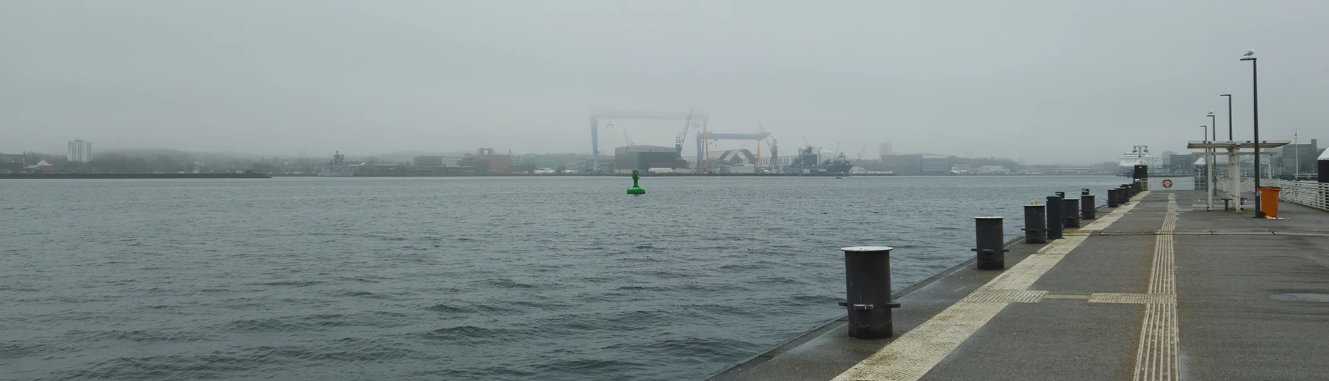 Hamburger Hafen bei Nebel